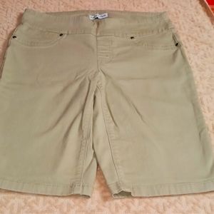 Womens pull on shorts stretch waist 12P Light Green like new pockets comfy relax